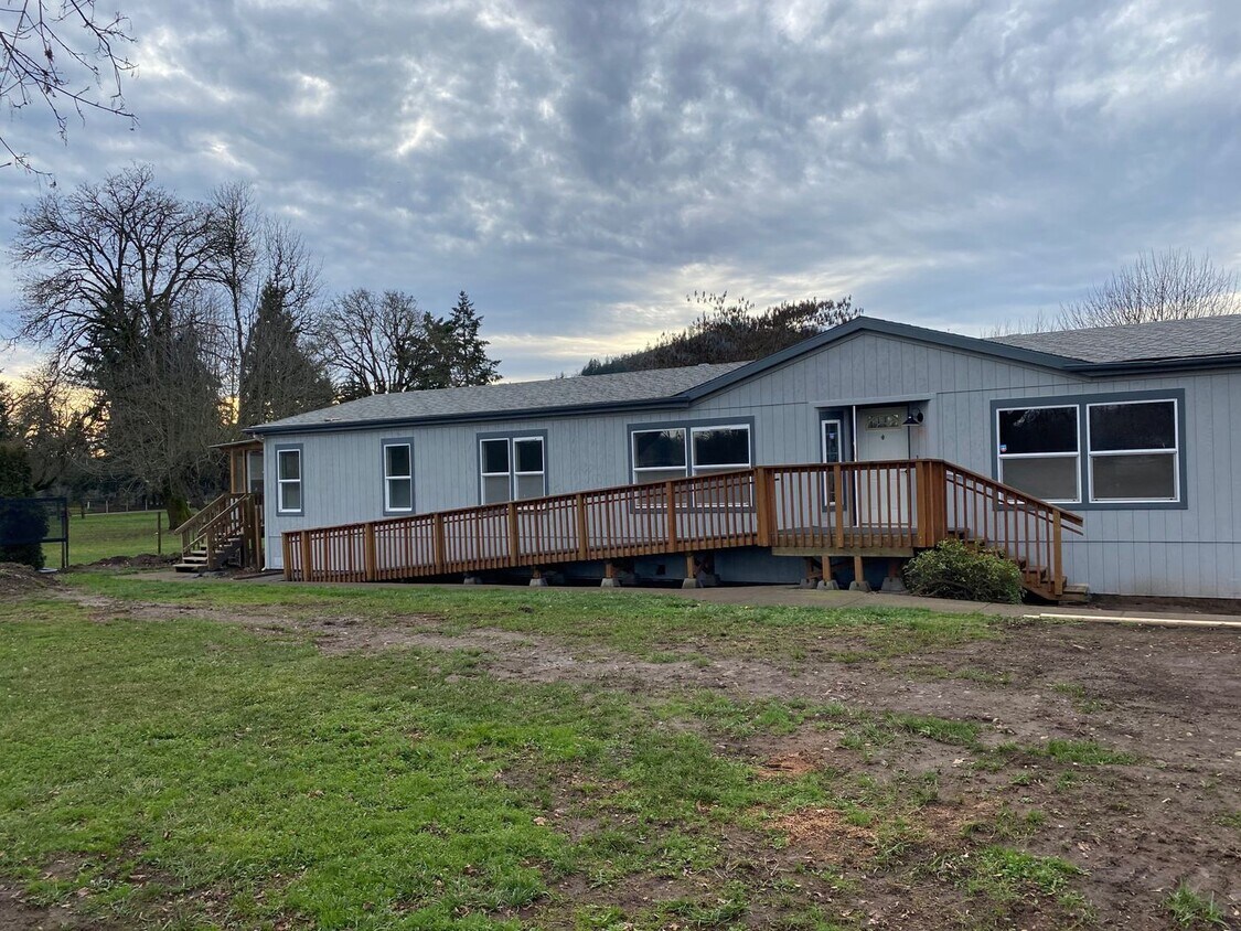 Foto principal - 2662 sf 3 bedroom home on one fully fenced...