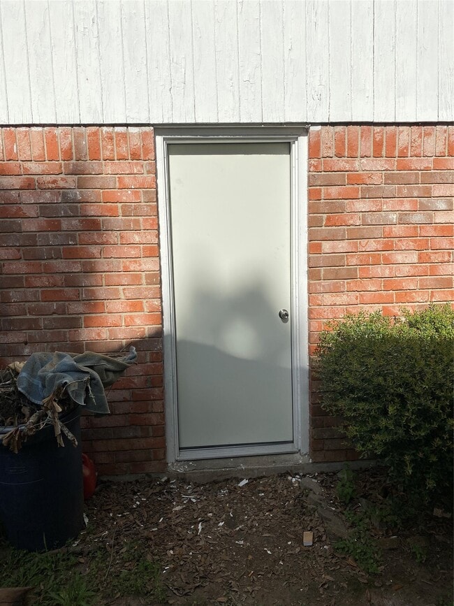 Building Photo - 2220 Ripple Creek Dr