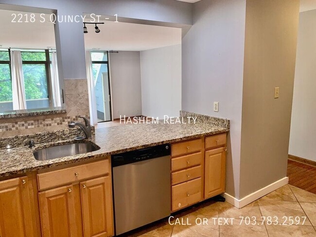 Foto del edificio - 2218 S Quincy St