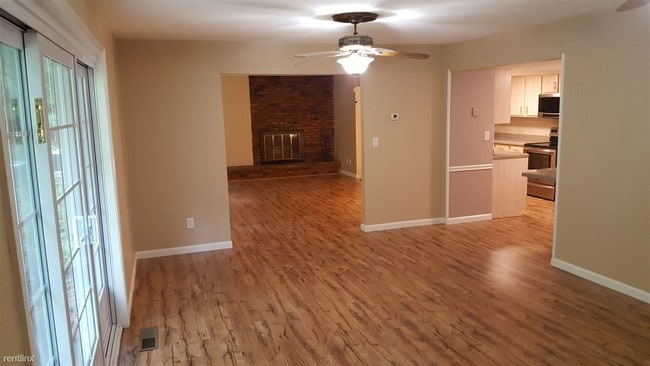 Building Photo - 6940 Carriage Hill Dr