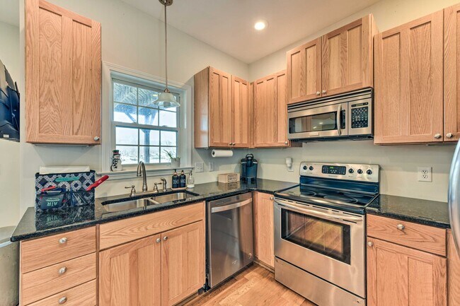 Building Photo - 710 Lake Drive 9