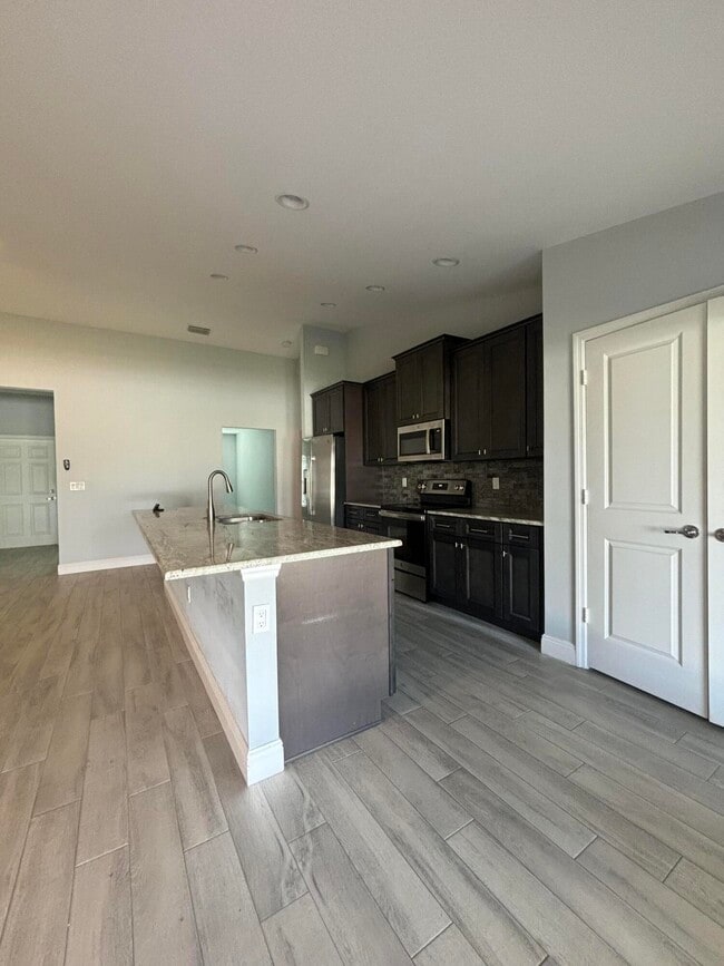 Building Photo - 2501 SE Mariposa Ave