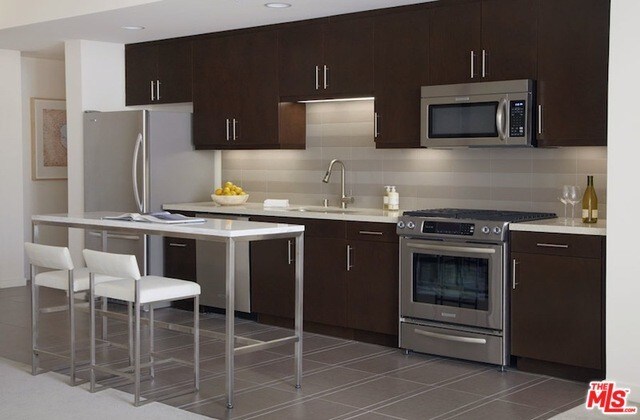 Foto del edificio - 1619 N La Brea Ave