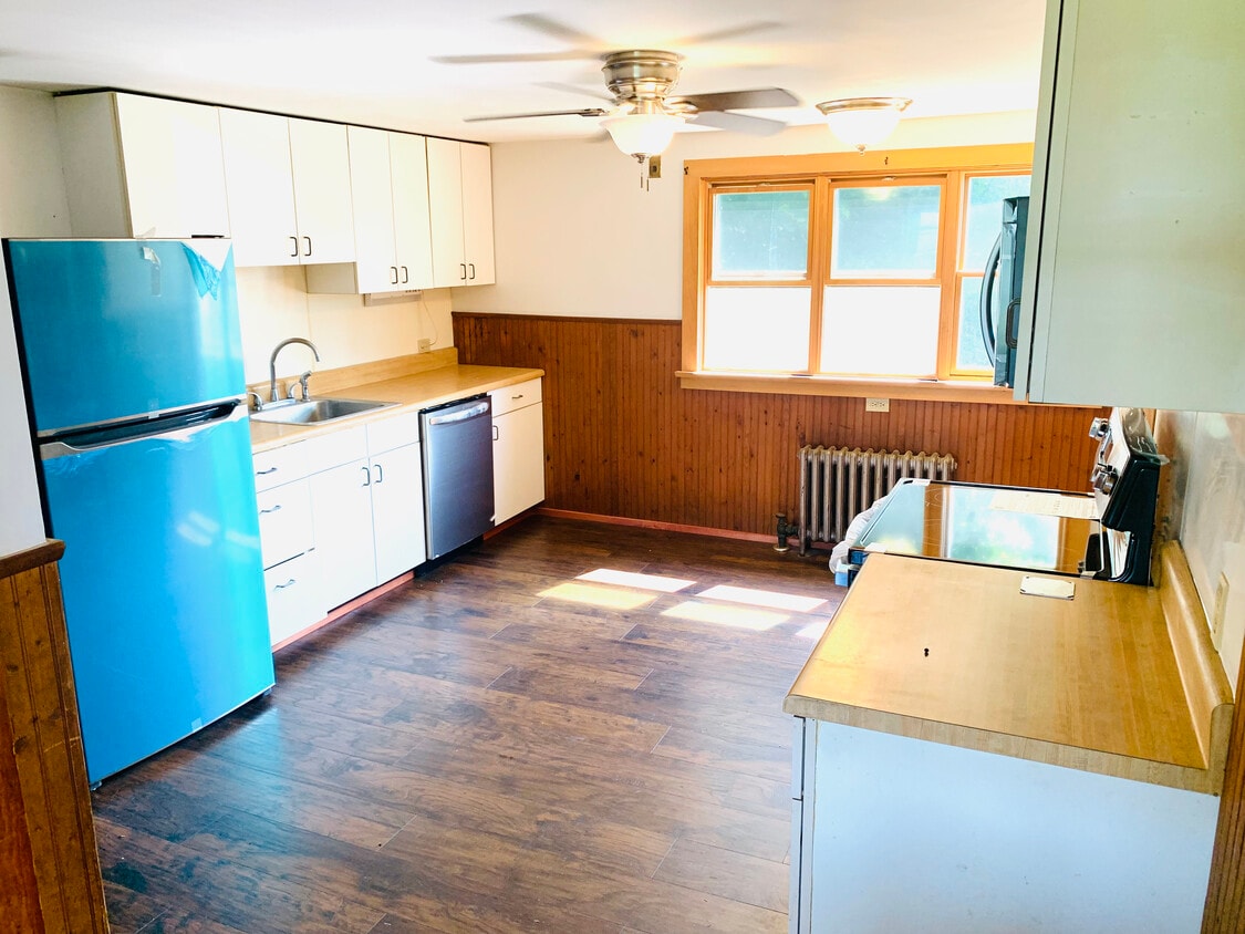 Primary Photo - 202 Grove Ave
