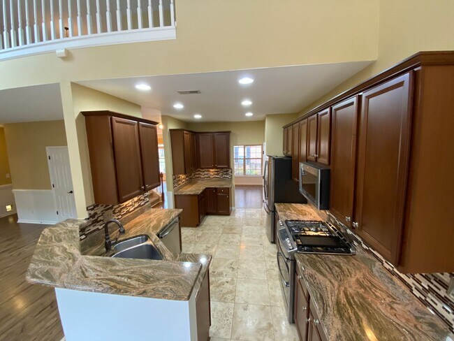 Building Photo - Townhome in a great location!