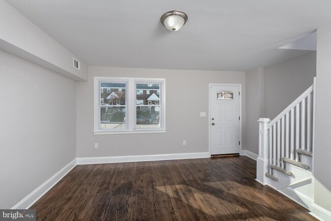 Living room - 186 W Meadow Rd