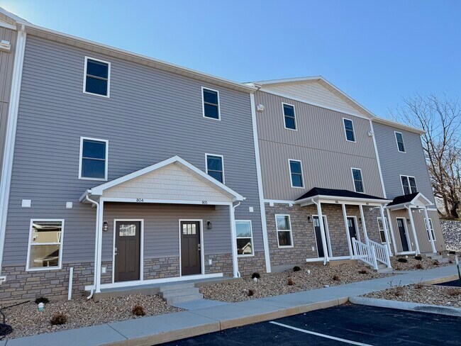 Building Photo - The Hills Townhomes 701-708