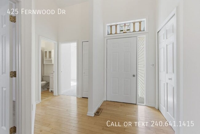 Building Photo - 425 Fernwood Dr