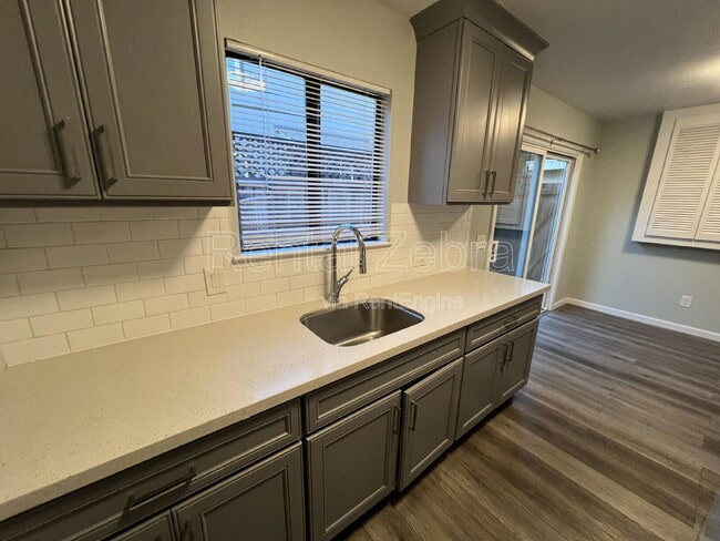 Foto del edificio - 141 Agua Caliente Rd W