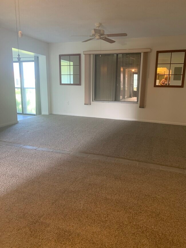 Foto del edificio - MIles Grant Condo 2/2 2nd floor 55+ commun...