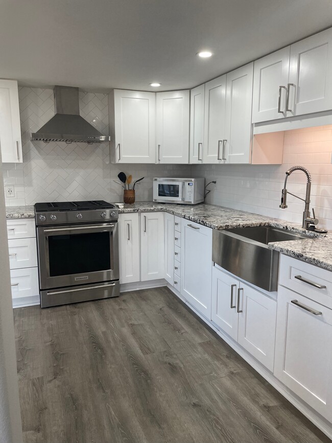 Fully Stocked Kitchen - 410 W 7th St