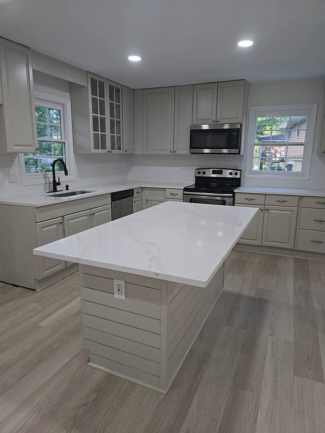 Foto del edificio - 2347 Greenway Dr