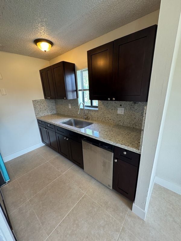 Building Photo - 1121 W River Dr