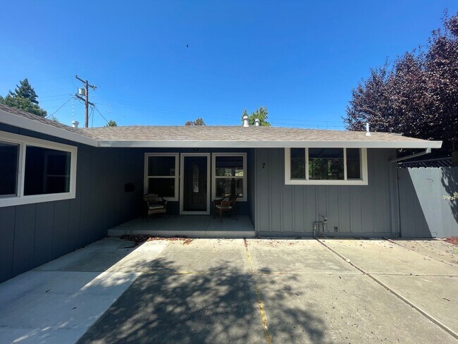 Foto del edificio - MENLO PARK - Well Maintained Home In Desir...