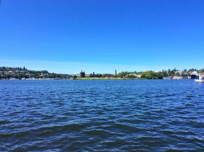 Building Photo - Beautiful Lake Union Floating Home