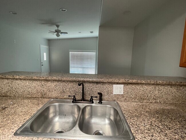 Foto del edificio - 15235 Chatsworth St