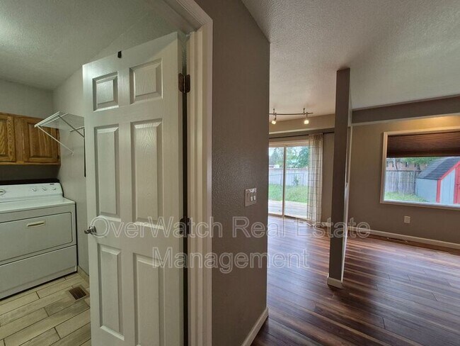 Foto del edificio - 6133 Prosperity Dr