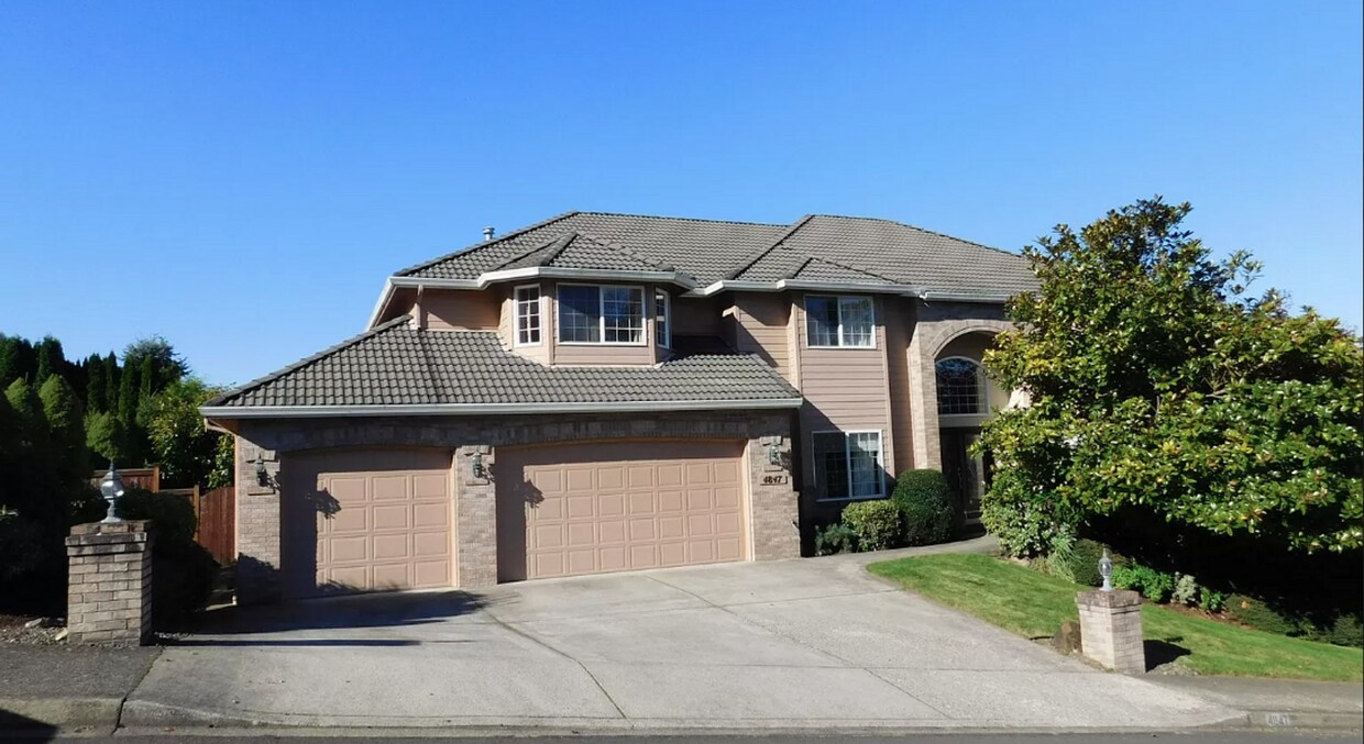 Primary Photo - Spacious 6 Bedroom home w/ 3 Baths Next to...