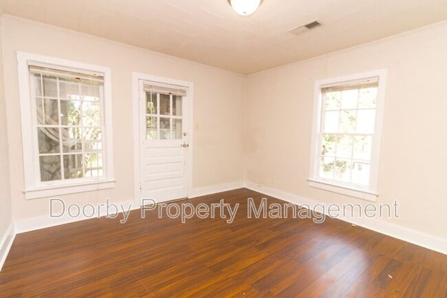 Building Photo - 1113 E 8th St