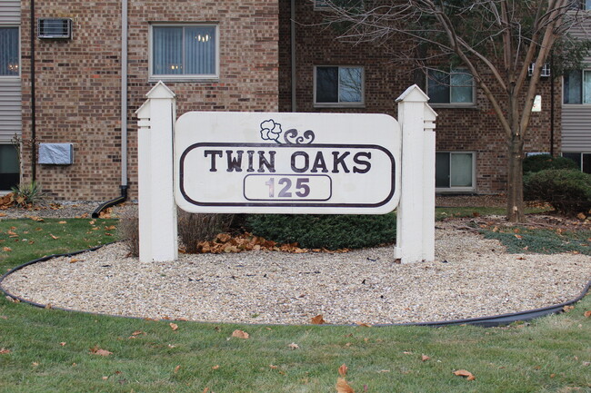 Foto del edificio - 125 Twin Oaks Dr