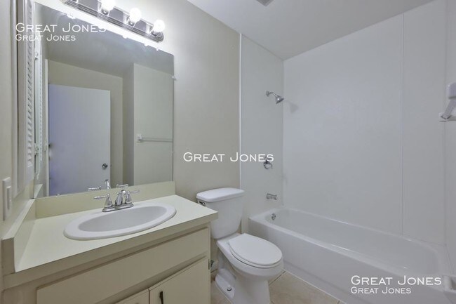 Building Photo - COZY 2/1.5 DUPLEX IN CAPE CORAL!