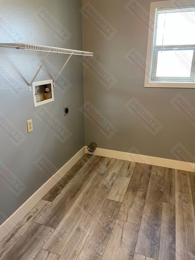 Building Photo - 3 Bedroom Townhome with a Garage!