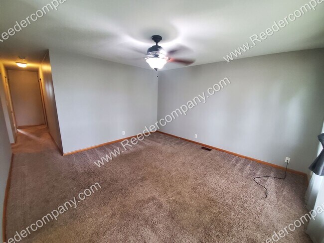 Building Photo - Beautiful 3 bedroom house