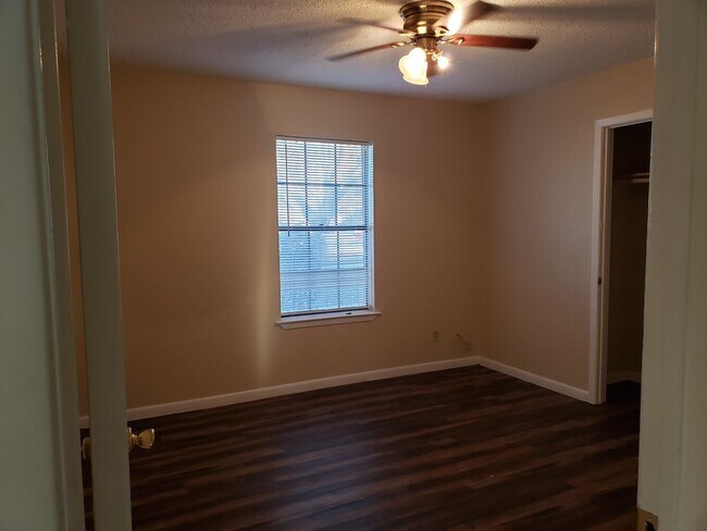 Foto del edificio - Single-Family Home: 3 bed, 2 bath