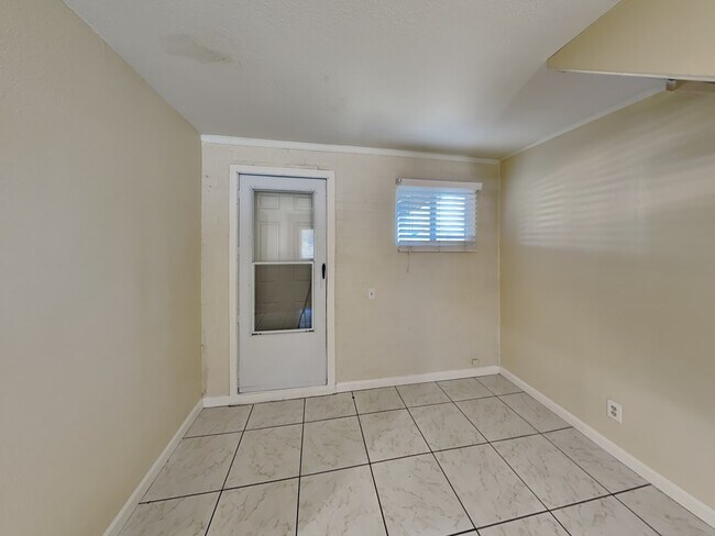 Building Photo - 2323 E Mitchell Dr