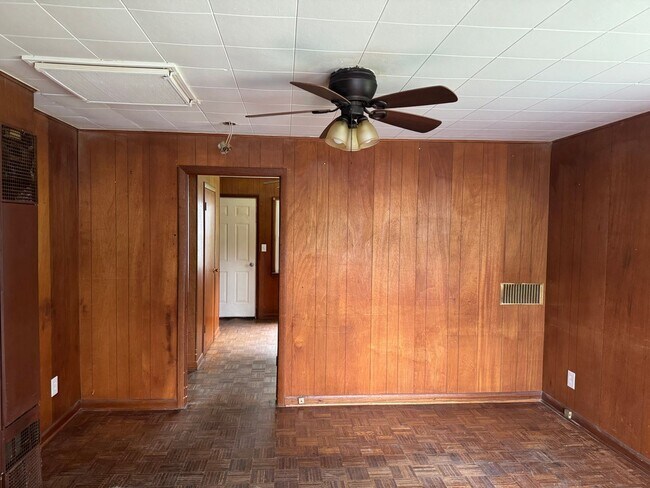 Building Photo - 2 bedroom | 1 bathroom home PLUS detached ...