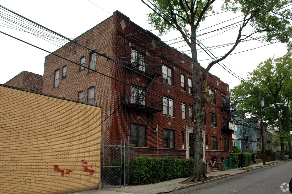 Building Photo - Schley St Apts