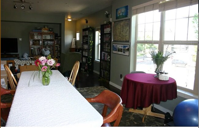 Building Photo - 696 NE Adwick Dr