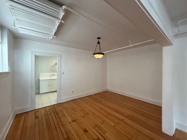 Building Photo - Look at this adorable 2 BR and 1 Bath cond...