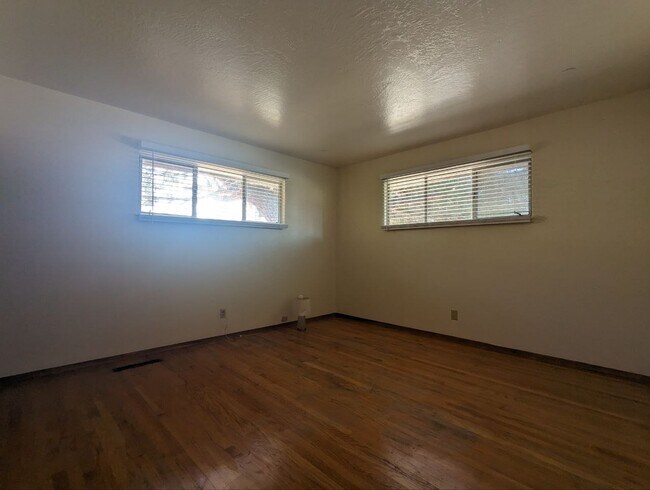 Building Photo - 1817 Dahill Ln