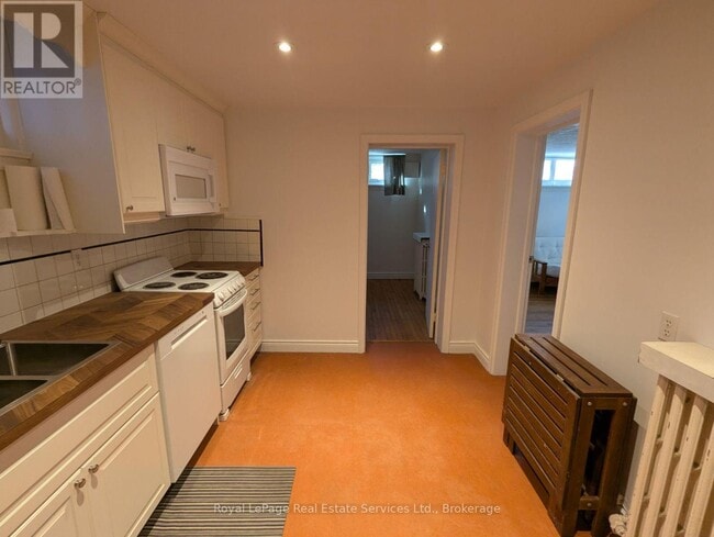 Building Photo - 20 A Lavinia Ave