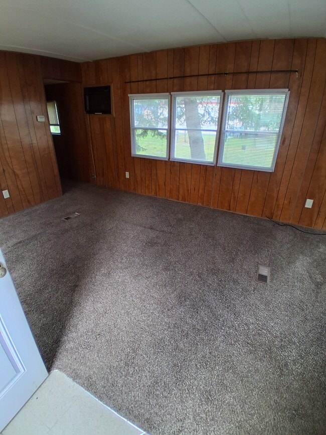 41 Living Room - Lake Shore Estates