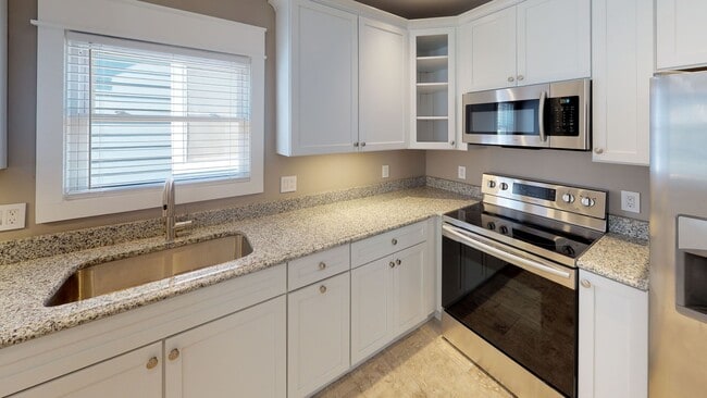 Building Photo - $1650 per Bedroom | 7BR/5BA in Fort Sander...