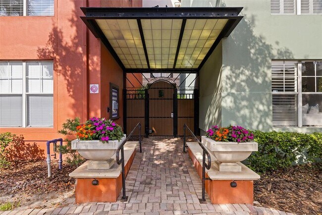 Building Photo - 2402 W Azeele St