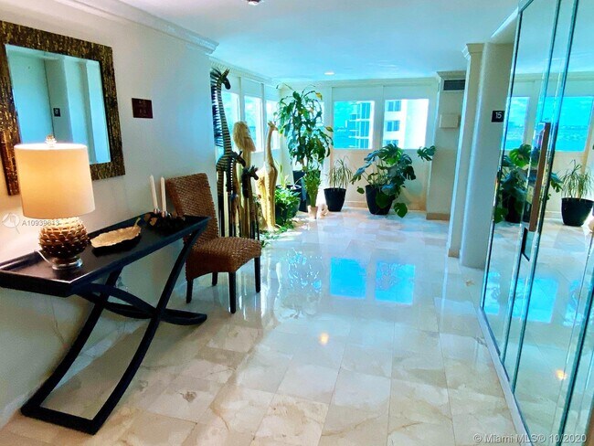 Foto del edificio - 10245 Collins Ave