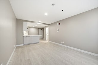 Kitchen #204 - Tour Sherbrooke