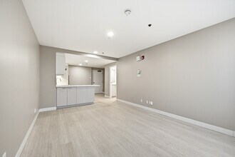Kitchen #204 - Tour Sherbrooke