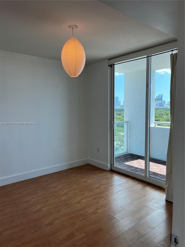 Building Photo - 1401 SW 22nd St