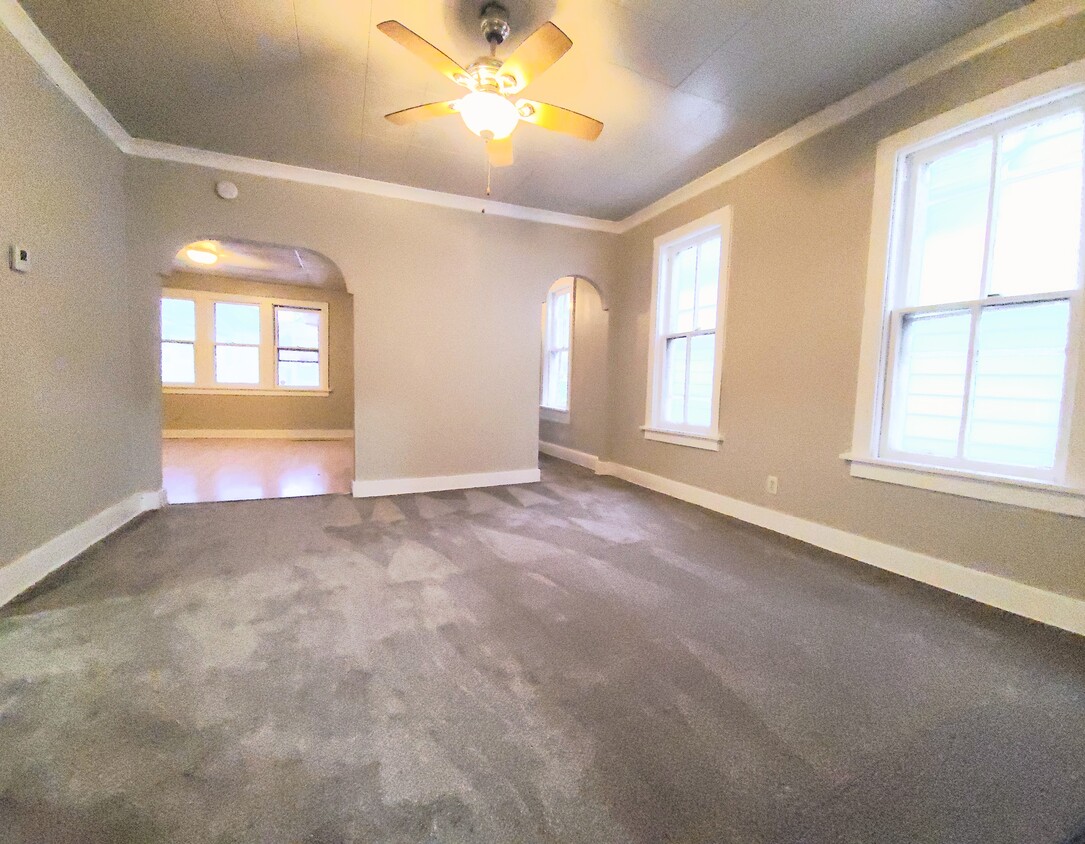 Primary Photo - 327 N 41st St