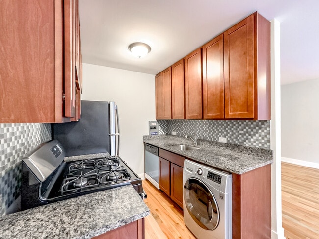 Building Photo - 510 W Briar
