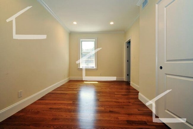 Building Photo - Charming 10 Bedroom- No Broker Fee-Rooftop Deck