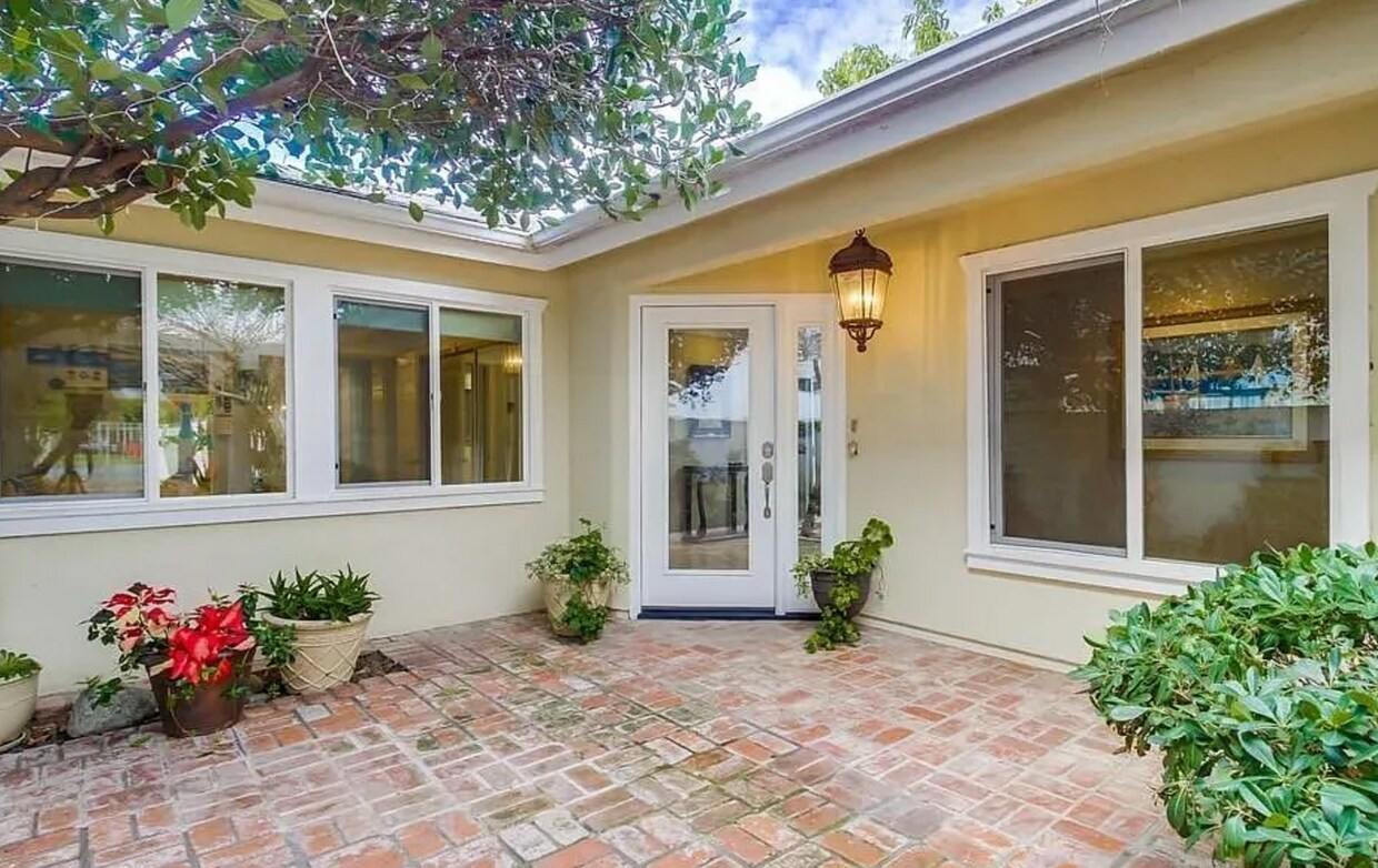 Building Photo - 3 Bed 3 Bath Spacious Coronado Home Available for Long Term Rent Unfurnished!