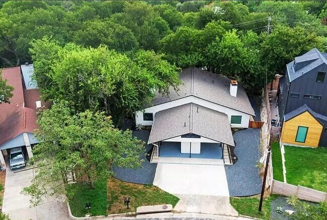 Foto del edificio - 1509 Oak Heights Dr