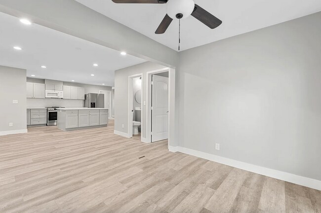 Building Photo - Bathrooms on bathrooms!