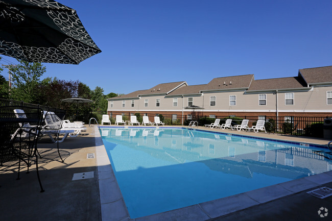 Piscina - Falcon Crest Apartments