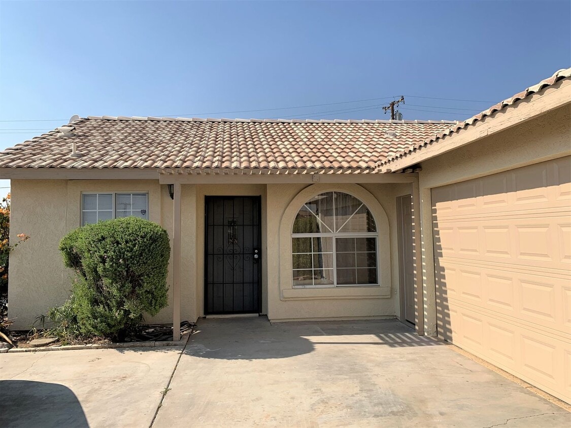 Foto principal - Clean 3 Bedroom 2 Bath